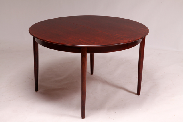 Round dining table in rosewood with 2 extra leaves