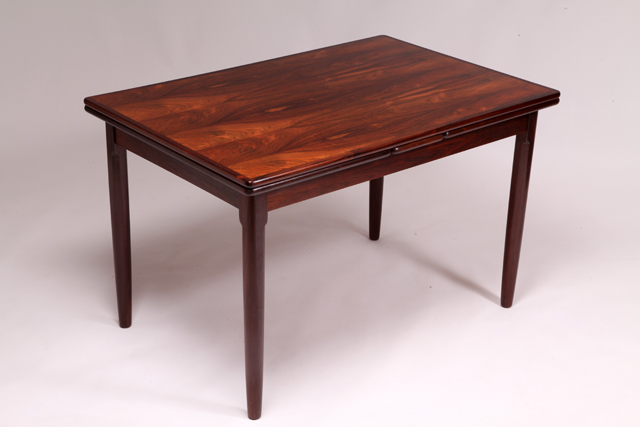 Dining table with 2 leaves in rosewood