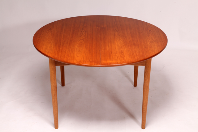 Round dining table in teak & oak with 1 extra leaf