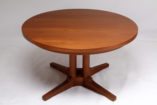 Round dining table in teak with 1 extra leaf by Illum Wikkelsø