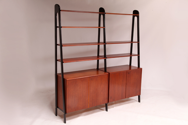 Free standing shelf system in teak