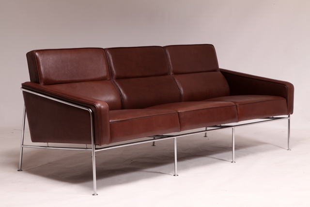 Model 3303 sofa by Arne Jacobsen