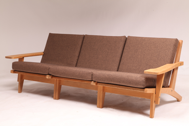GE370 sofa in oak by Hans J. Wegner