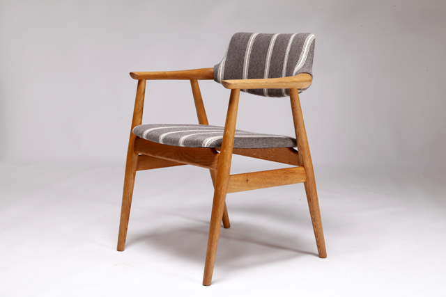 GM11 Armchair in oak by Svend Åge Eriksen