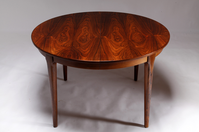 Round dining table in rosewood by Poul M. Volther