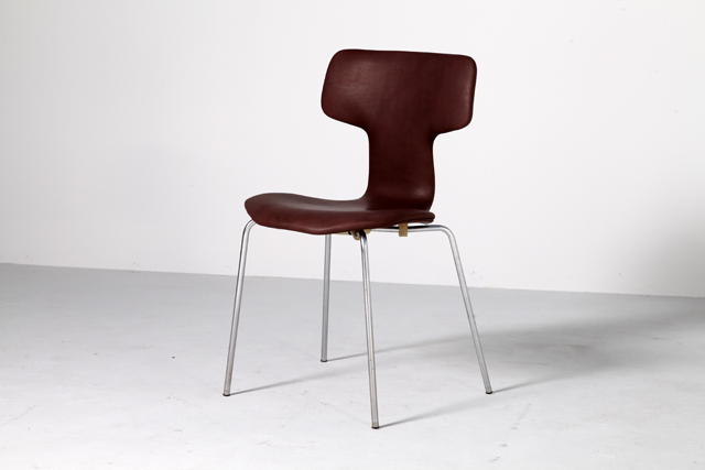 Model FH3103 T-chair with leather by Arne Jacobsen