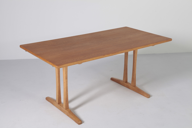 Model C18 shaker dining table in oak by Børge Mogensen