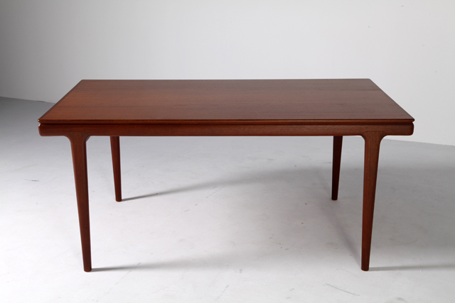 Extending Dining Table in teak by Johannes Andersen