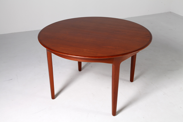 Model 62 large round dining table in teak by Henning Kjærnulf