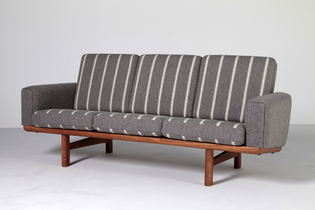 GE235 sofa in oak by Hans J. Wegner