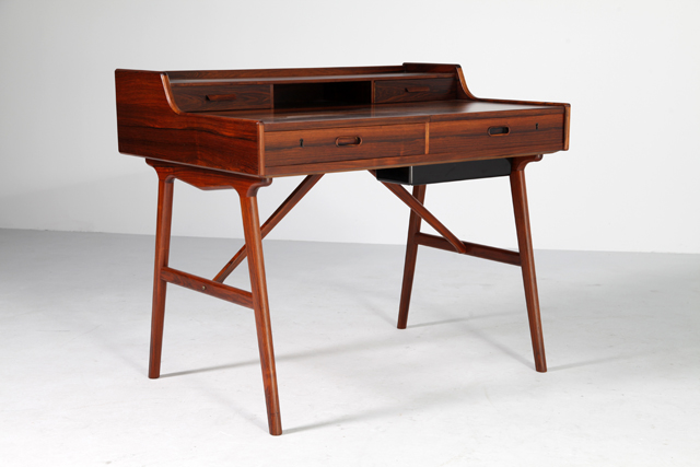Model 65 Desk with mirror in rosewood by Arne Wahl Iversen