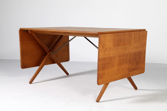 AT309 dining table in solid oak by Hans J. Wegner