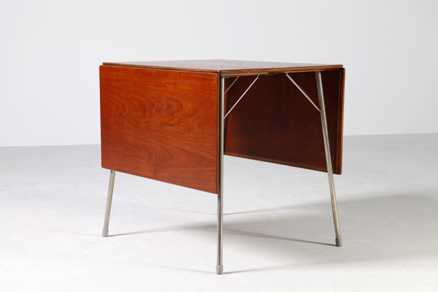 Model 3601 Drop-leaf table in teak by Arne Jacobsen