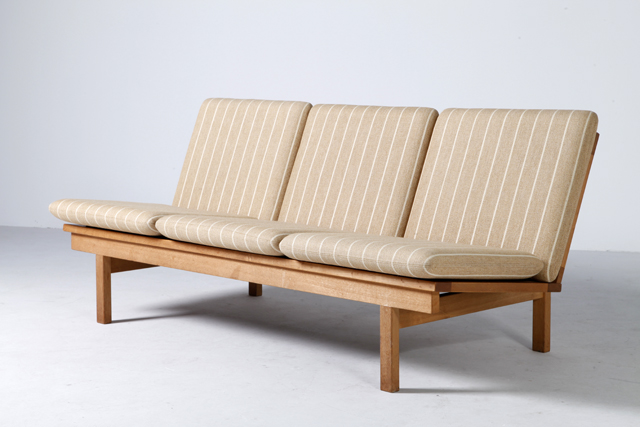 Model 2218 sofa in oak by Børge Mogensen