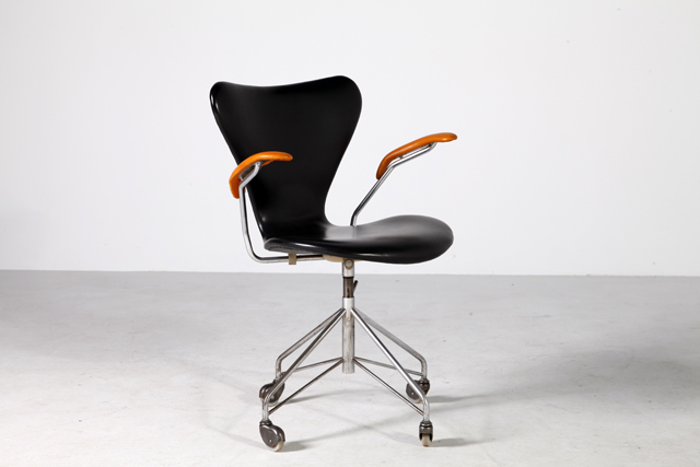 Model 3117 swivel desk chair by Arne Jacobsen