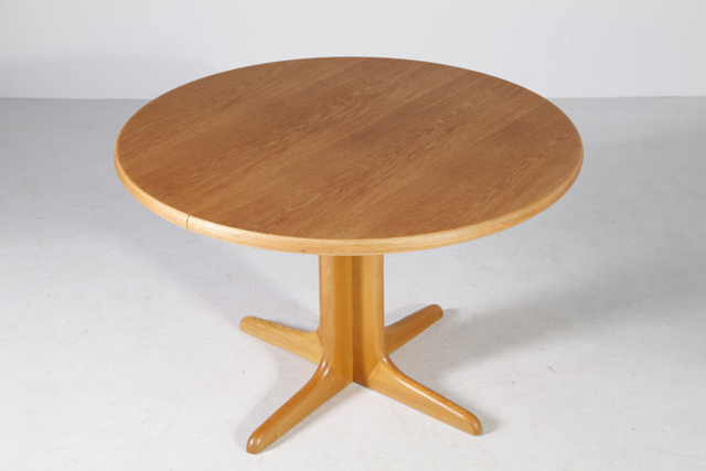 Round dining table in oak