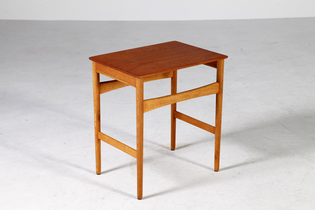 AT40 side table in teak & oak by Hans J. Wegner