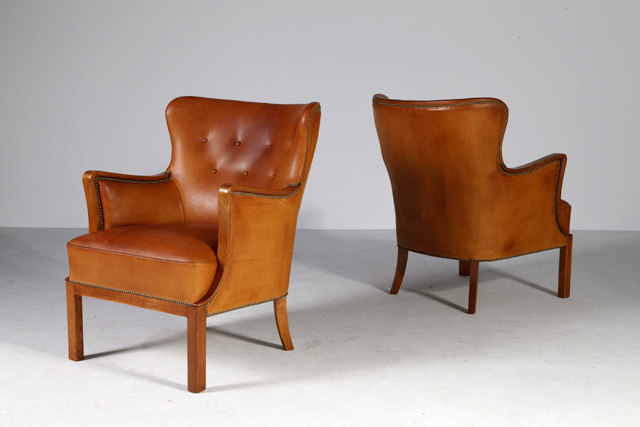 A pair of easy chairs with oak frame