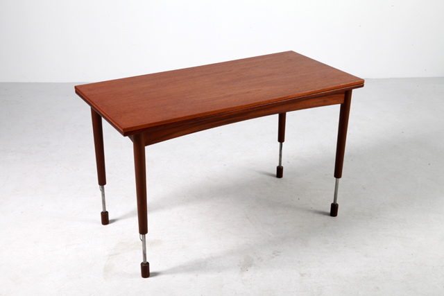 Adjustable height table in teak by Hans Olsen