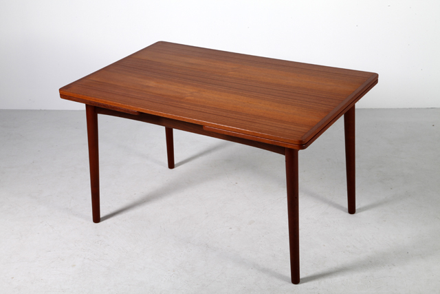 Dining table in teak with 2 leaves