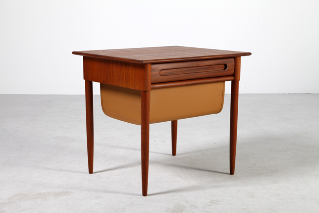 Sewing table in teak